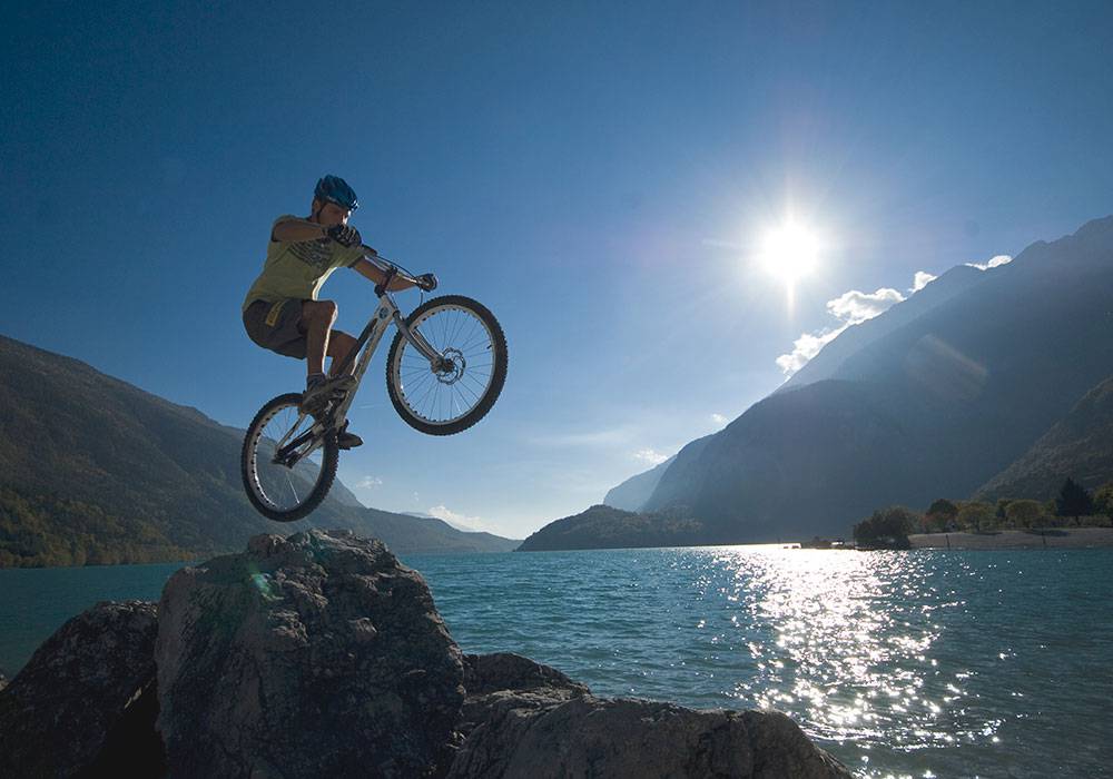 Le attività sul lago di Molveno in estate
